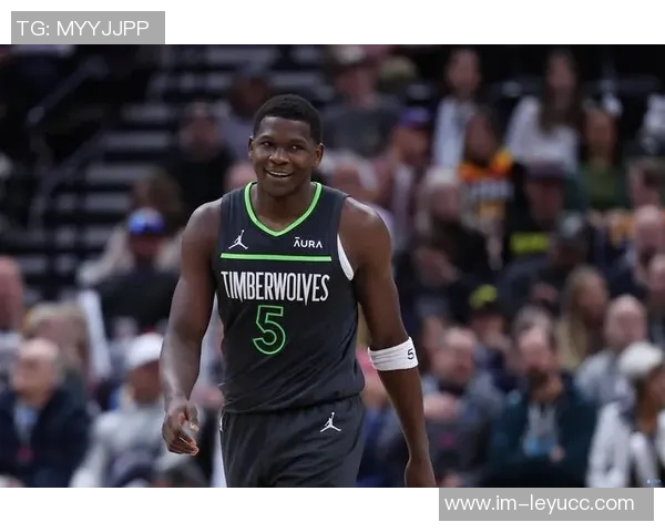 爱德华兹精准传球助攻戈贝尔轻松扣篮破包夹防守